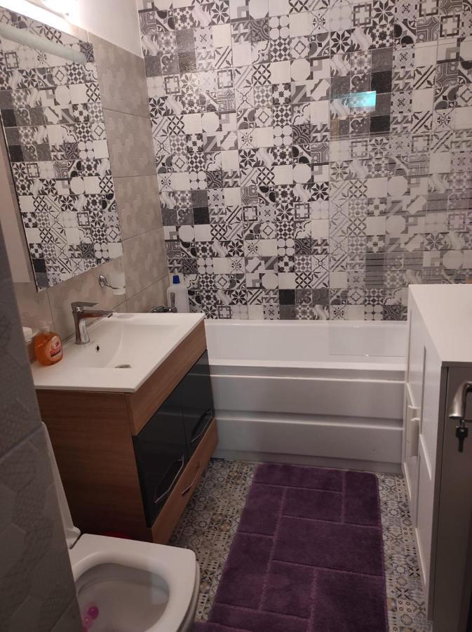 Private Room Near 3 Min Metrou Crangasi, 40 M2 บูคาเรสต์ ภายนอก รูปภาพ