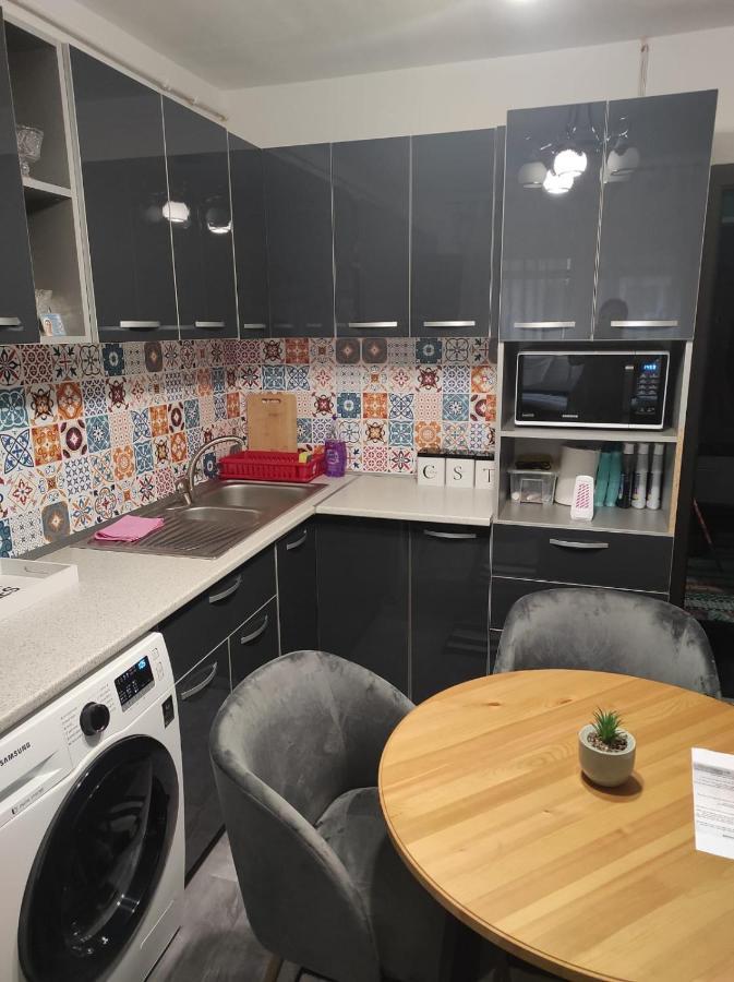 Private Room Near 3 Min Metrou Crangasi, 40 M2 บูคาเรสต์ ภายนอก รูปภาพ